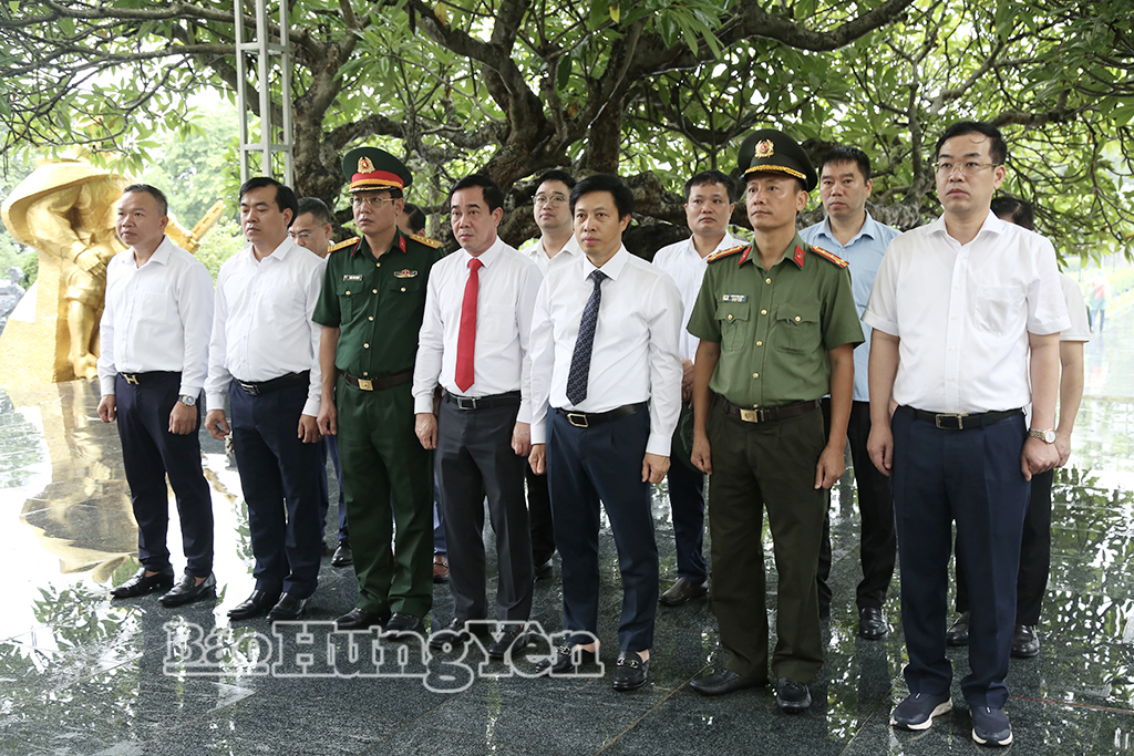 Đoàn đại biểu tỉnh Hưng Yên dâng hương tưởng niệm các anh hùng liệt sĩ tại tỉnh Điện Biên