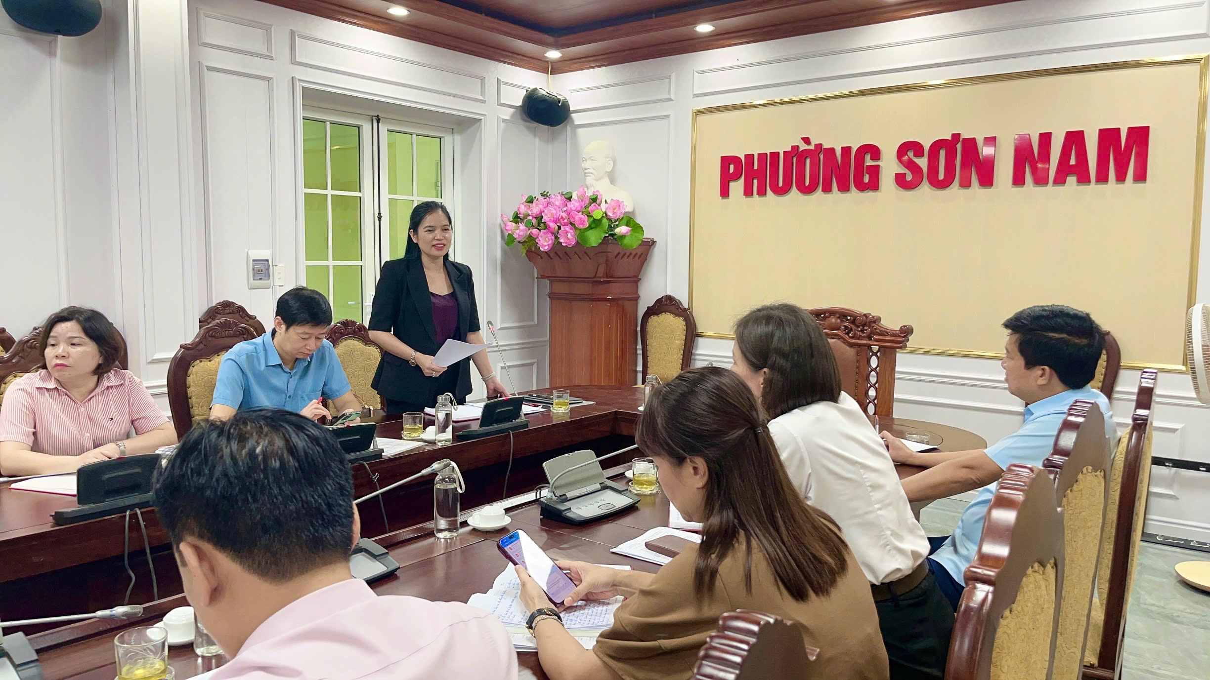 Hội đồng Thi đua - Khen thưởng tỉnh Hưng Yên kiểm tra việc chấp hành các quy định của pháp luật về thi đua, khen thưởng tại UBND phường Sơn Nam.