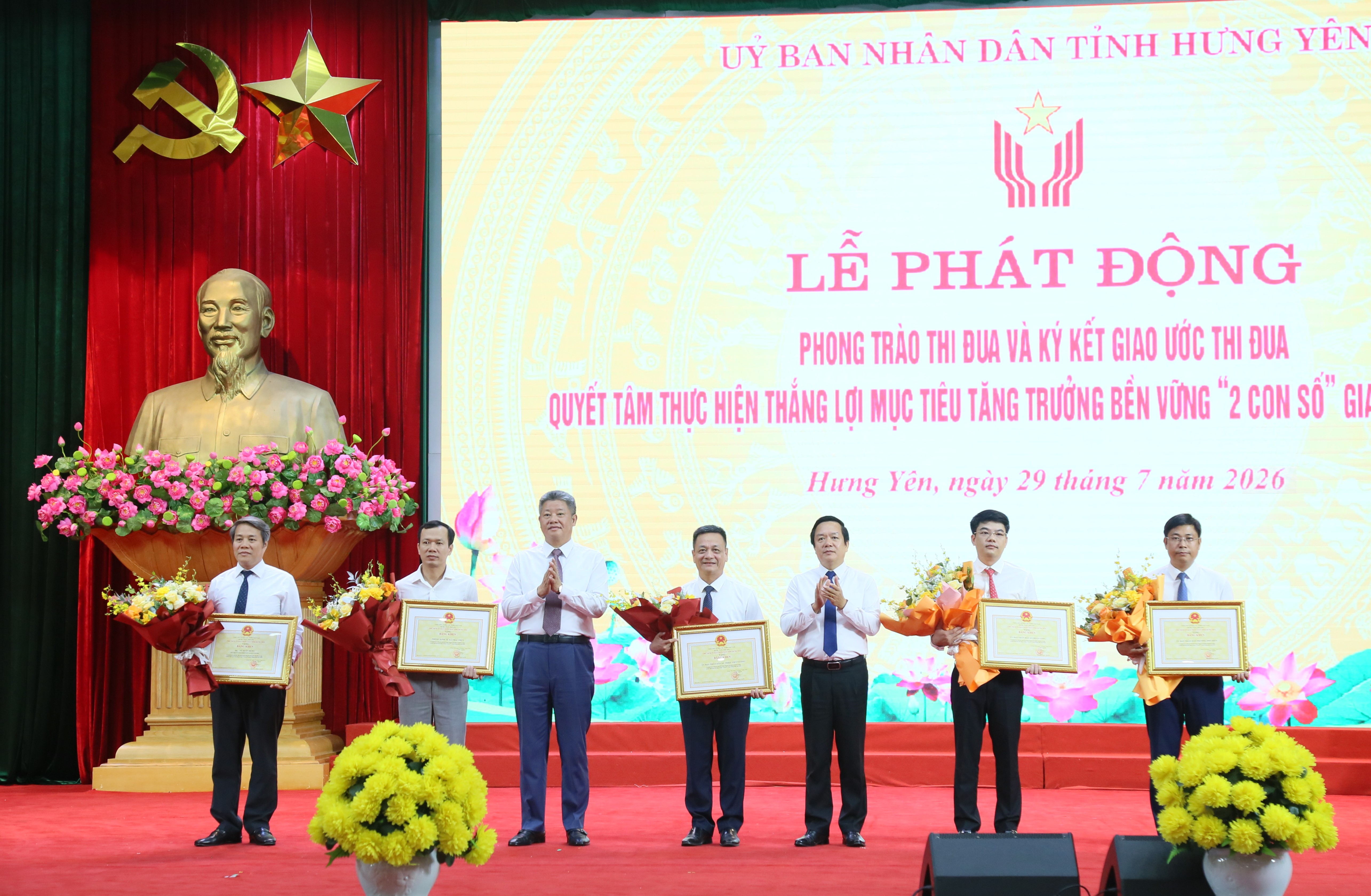 Lễ phát động phong trào thi đua và ký kết giao ước thi đua quyết tâm thực hiện thắng lợi mục tiêu tăng trưởng bền vững “2 con số” giai đoạn 2026 - 2030