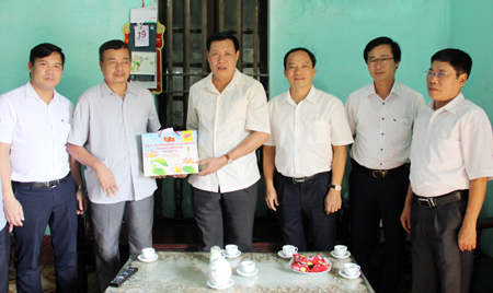 Phó Bí thư Thường trực Tỉnh ủy Đỗ Xuân Tuyên thăm, tặng quà người có công tại huyện Văn Lâm