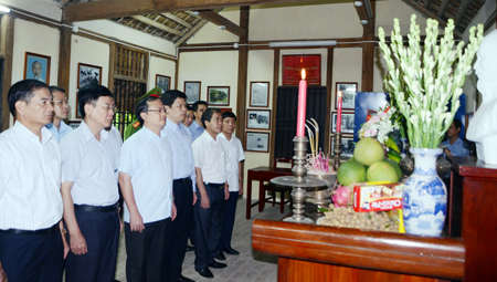 Dâng hương, dâng hoa tưởng niệm Chủ tịch Hồ Chí Minh, Tổng Bí thư Nguyễn Văn Linh và các anh hùng liệt sỹ