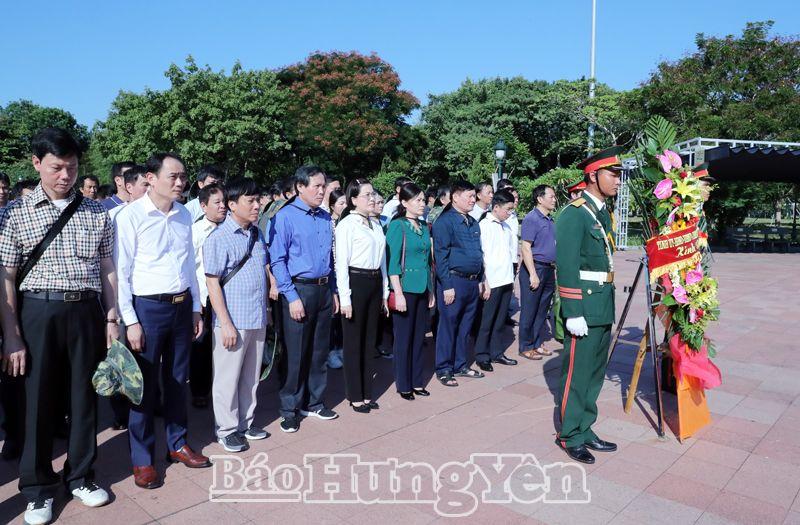 Một số hình ảnh hoạt động của Đoàn cán bộ tỉnh thăm, viếng nghĩa trang liệt sỹ, di tích cách mạng tại các tỉnh miền Trung