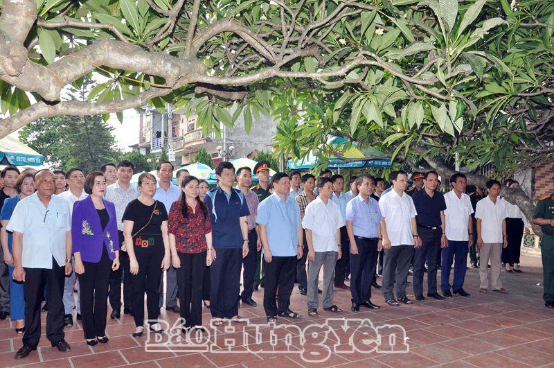 Dâng hương tưởng nhớ các chiến sỹ cách mạng, đồng bào yêu nước tại Di tích lịch sử Quốc gia Địa điểm cây đa và đền La Tiến